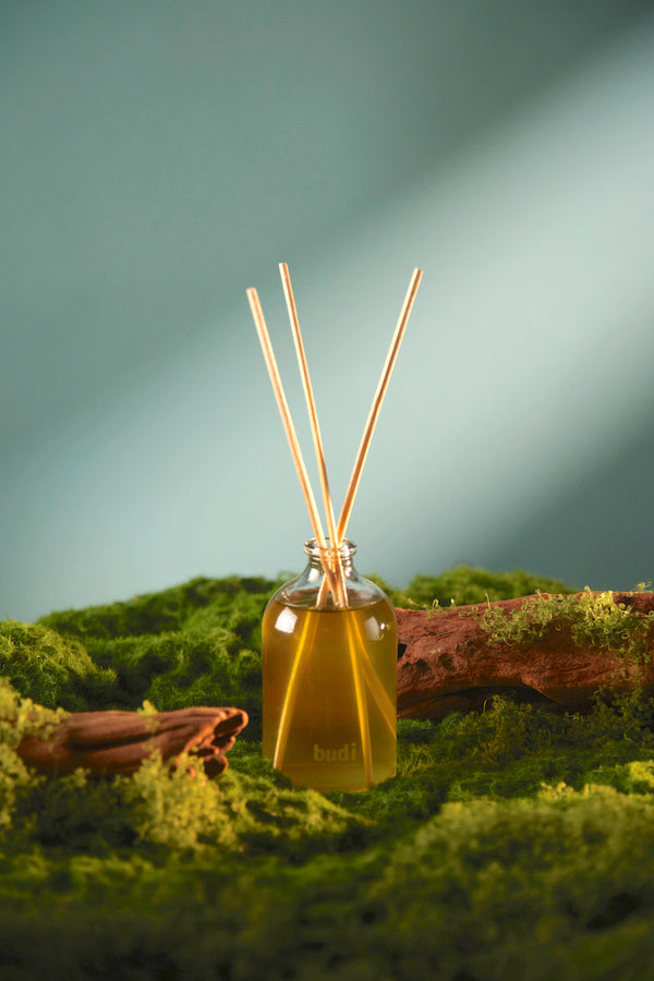 budi有機精油擴香瓶在森林的樣子